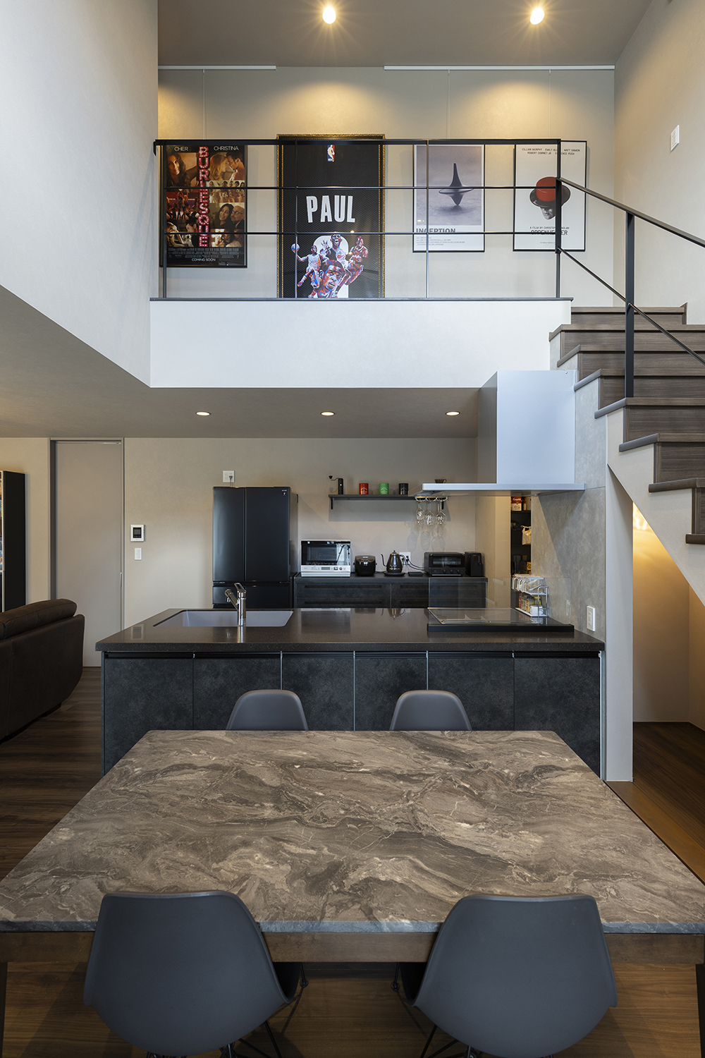 個性あふれるギャラリー風な空間と隠し扉のある家