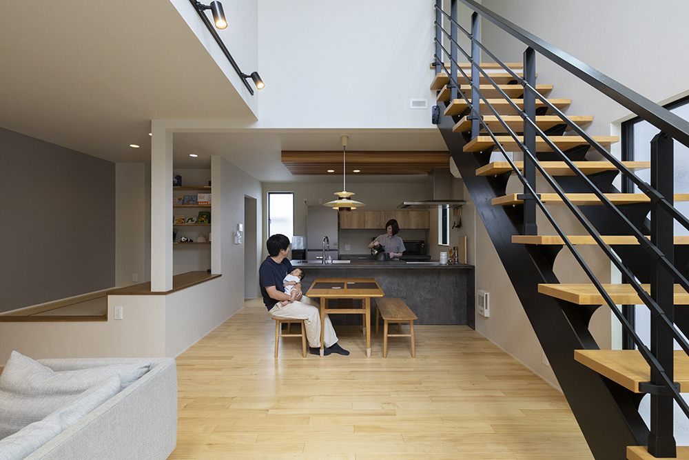 木のぬくもりとブラックのアクセントが調和する、家族の時間を彩る家